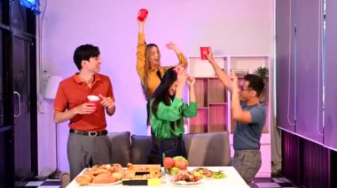 Arkadaşlar yemekten, içkiden ve canlı bir ev partisinden zevk alıyorlar. Neşe, birliktelik ve gençlik temaları için mükemmel. 