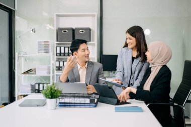 İş adamlarından oluşan bir grup, yaratıcı iş planlama bürosunda iş tartışması yapıyor.