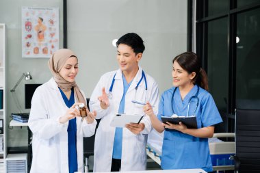 Tıbbi toplantı konsepti, araştırma, planlama ve hastane programı yönetimi için dijital tabletli doktorlar. Sağlık, profesyoneller ve hastane ofisinde beyin fırtınası yapan insanlar..