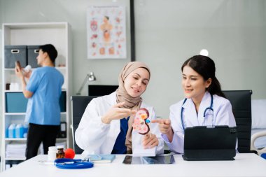 Tıbbi toplantı konsepti, araştırma, planlama ve hastane programı yönetimi için dijital tabletli doktorlar. Sağlık, profesyoneller ve hastane ofisinde beyin fırtınası yapan insanlar..