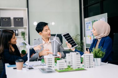 Konut projesinden model alan çeşitli etnik çeşitlilikteki iş adamlarından oluşan bir grup. Yeşil işletme ve güneş enerjisi çevre şehir kavramı.