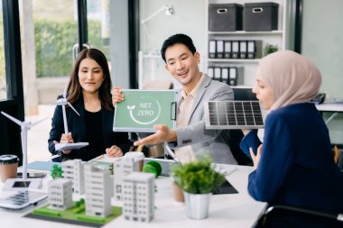 Konut projesinden model alan çeşitli etnik çeşitlilikteki iş adamlarından oluşan bir grup. Yeşil işletme ve güneş enerjisi çevre şehir kavramı.