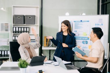 İş adamlarından oluşan bir grup, yaratıcı iş planlama bürosunda iş tartışması yapıyor.