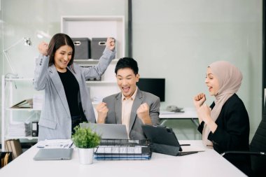 İş adamlarından oluşan bir grup, yaratıcı iş planlama bürosunda iş tartışması yapıyor.