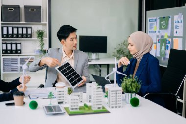 Konut projesinden model alan çeşitli etnik çeşitlilikteki iş adamlarından oluşan bir grup. Yeşil işletme ve güneş enerjisi çevre şehir kavramı.