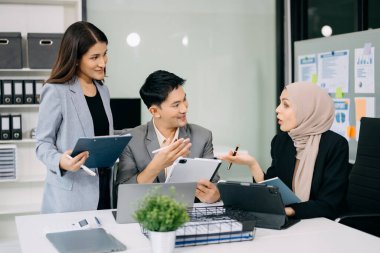 İş adamlarından oluşan bir grup, yaratıcı iş planlama bürosunda iş tartışması yapıyor.