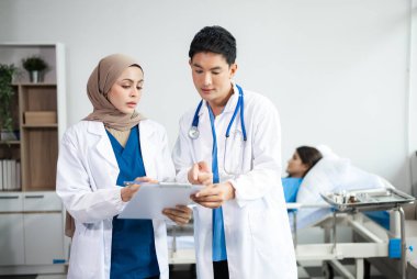 Hastane koğuşu Doktor, hastanedeki Baş Hemşire veya Cerrahla Görüşüyor 