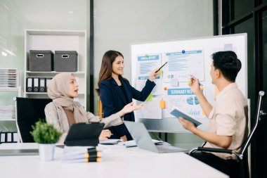 İş adamlarından oluşan bir grup, yaratıcı iş planlama bürosunda iş tartışması yapıyor.