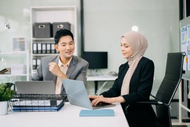 Bir grup insanın toplantı ve planlama işi var. Ofiste iş tartışıyorlar.