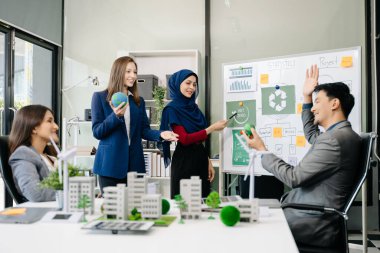 İş adamlarının şirket ofisinde rüzgar enerjisi hakkında görüşleri var. İş ekibi yel değirmeni ve alternatif yeşil enerji hakkında konuşuyor. Ağ sıfır ve karbon nötr konsept 