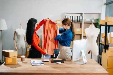 Moda tasarımcılarının takım çalışması ve günlük giysiler. Ve mağazada son tasarım paylaşımı fikri tartışılır.