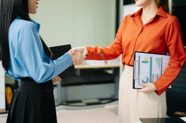 Ofisteki toplantıda Asyalı işadamları el sıkışıyor