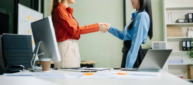 Ofisteki toplantıda Asyalı işadamları el sıkışıyor