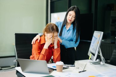 Asyalı iş adamları modern ofiste bir hata yaptıktan sonra üzüldüler.