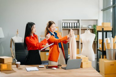 Moda tasarımcılarının takım çalışması ve günlük giysiler. Ve mağazada son tasarım paylaşımı fikri tartışılır.