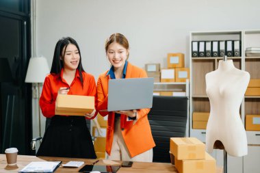 Küçük işletmeler kuran KOBİ sahipleri çevrimiçi siparişleri kontrol ediyor ve ev bilgisayarlarında çalışan ürünleri satıyorlar 