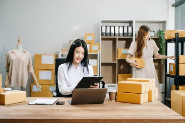 Küçük işletmeler kuran KOBİ sahipleri çevrimiçi siparişleri kontrol ediyor ve ev bilgisayarlarında çalışan ürünleri satıyorlar 