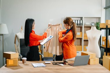 Moda tasarımcılarının takım çalışması ve günlük giysiler. Ve mağazada son tasarım paylaşımı fikri tartışılır.