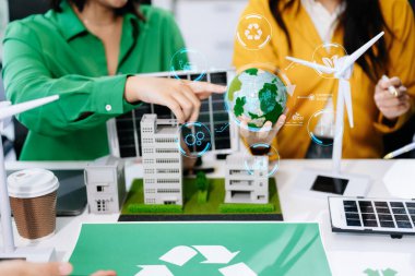  İş adamları ofiste planlama ve çalışma yapıyor. Ağ sıfır ve karbon nötr konsept