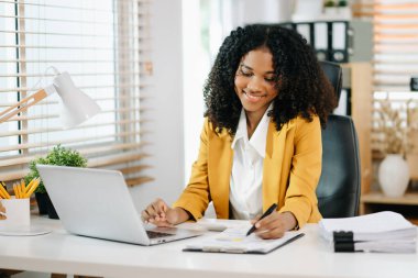 İş kadını ofis masasında dizüstü bilgisayarla matematik finansmanı yapıyor. rapor, muhasebe, istatistik ve analitik araştırma kavramı