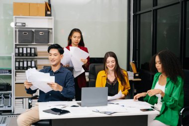 Modern ofiste projeyi tartışan çok ırklı yaratıcı genç iş adamları grubu.