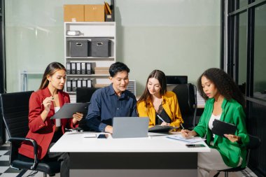Modern ofiste projeyi tartışan çok ırklı yaratıcı genç iş adamları grubu.