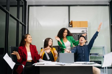 Çeşitli takımlar başarılı bir ofis ortamını kutluyor, neşe, takım çalışması ve profesyonel işbirliği anları yakalıyorlar.