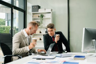 Modern ofiste birlikte çalışan başarılı iş adamlarının portresi. Çift çalışması başlangıç konsepti.