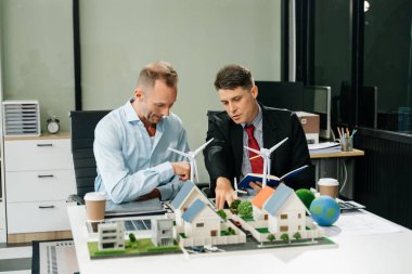 İş adamları ofis toplantı odasında iş planlayıp tartışıyorlar. Yeşil işletme ve Güneş Enerjisi Çevre Şehir Konsepti.