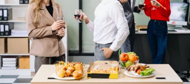 İş arkadaşlarıyla canlı bir ofis partisi. Kutlama, pizza ve içeceklerin keyfini çıkarmak, takım ruhunu ve işbirliği konseptini teşvik etmek..