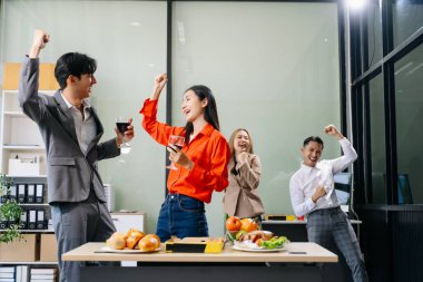 İş arkadaşlarıyla canlı bir ofis partisi. Kutlama, pizza ve içeceklerin keyfini çıkarmak, takım ruhunu ve işbirliği konseptini teşvik etmek..
