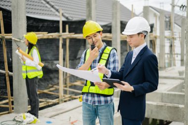 Müteahhit ve mimarlar yeni büyük bir proje üzerinde çalışmaktan bahsediyorlar. İnşaat sürecinde bina.