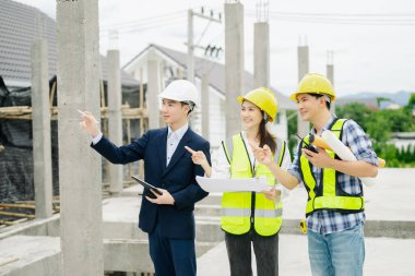 Müteahhit ve mimarlar yeni büyük bir proje üzerinde çalışmaktan bahsediyorlar. İnşaat sürecinde bina.