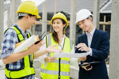 Müteahhit ve mimarlar yeni büyük bir proje üzerinde çalışmaktan bahsediyorlar. İnşaat sürecinde bina.