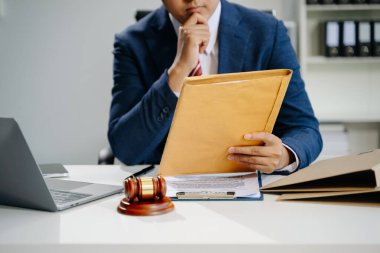 Adalet ve hukuk kavramı. Modern ofiste çalışan erkek yargıç.. 