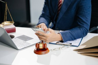 Adalet ve hukuk kavramı. Modern bir ofiste çalışan, dizüstü bilgisayar ve akıllı telefon kullanan bir erkek yargıç.. 