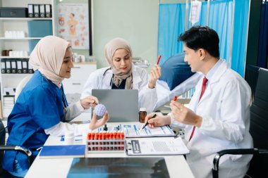 Doktorlar ve hemşireler hastane koğuşunda birlikte çalışıyorlar, profesyonellik ve takım çalışması sergiliyorlar.