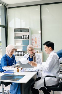 Doktorlar ve hemşireler hastane koğuşunda birlikte çalışıyorlar, profesyonellik ve takım çalışması sergiliyorlar.