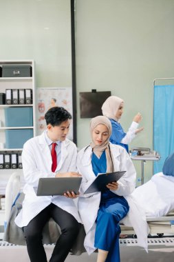 Doktorlar ve hemşireler hastane koğuşunda birlikte çalışıyorlar, profesyonellik ve takım çalışması sergiliyorlar.