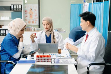 Doktorlar ve hemşireler hastane koğuşunda birlikte çalışıyorlar, profesyonellik ve takım çalışması sergiliyorlar.