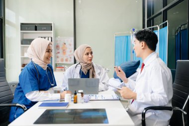 Doktorlar ve hemşireler hastane koğuşunda birlikte çalışıyorlar, profesyonellik ve takım çalışması sergiliyorlar.
