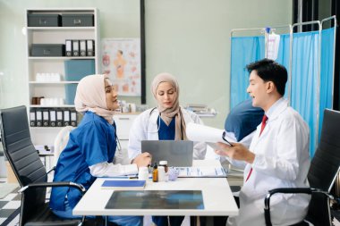 Doktorlar ve hemşireler hastane koğuşunda birlikte çalışıyorlar, profesyonellik ve takım çalışması sergiliyorlar.