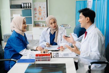 Doktorlar ve hemşireler hastane koğuşunda birlikte çalışıyorlar, profesyonellik ve takım çalışması sergiliyorlar.
