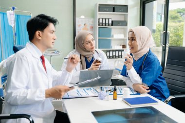 Doktorlar ve hemşireler hastane koğuşunda birlikte çalışıyorlar, profesyonellik ve takım çalışması sergiliyorlar.