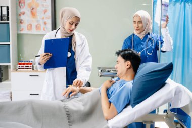 Hastanenin koğuşunda acı çeken kadın doktorlar profesyonellik ve takım çalışması sergiliyorlar.