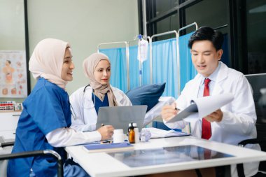 Doktorlar ve hemşireler hastane koğuşunda birlikte çalışıyorlar, profesyonellik ve takım çalışması sergiliyorlar.