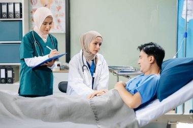 Hastanenin koğuşunda acı çeken kadın doktorlar profesyonellik ve takım çalışması sergiliyorlar.
