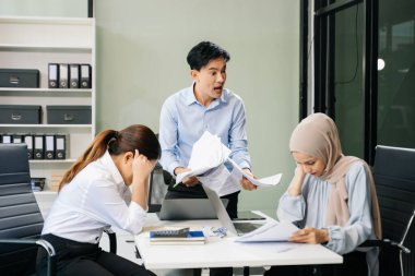 Öfkeli Asyalı iş adamları, ofiste şirket iflası konsepti üzerine panik içinde bir hata yaptıktan sonra şiddetle tartışıyorlar. 