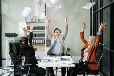 Çeşitli iş adamları canlı bir ofis ortamında başarıyı kutluyor. 