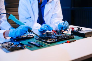 Teknisyen işlemciyi ana bilgisayarın prizine yerleştiriyor. Elektronik mühendislik, elektronik onarım, elektronik ölçüm ve test, onarım konsepti